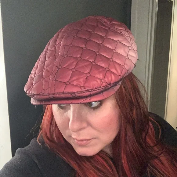 Quilted ombré distressed Burgundy Cap made of puffer like material - Picture 7 of 8